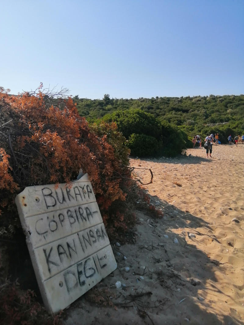 Sığacık’ta 3 koydan 1 kamyon çöp toplandı