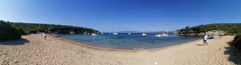 Sığacık’ta 3 koydan 1 kamyon çöp toplandı