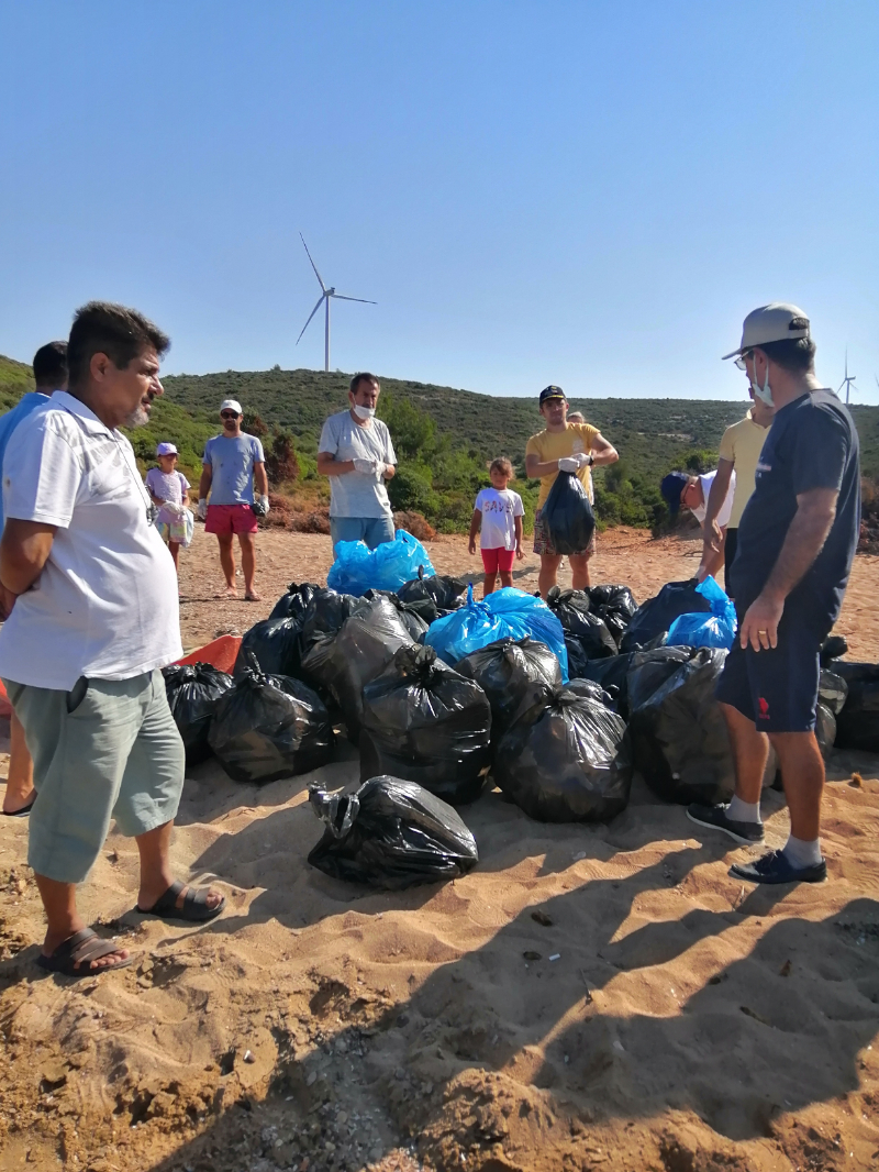 Sığacık’ta 3 koydan 1 kamyon çöp toplandı