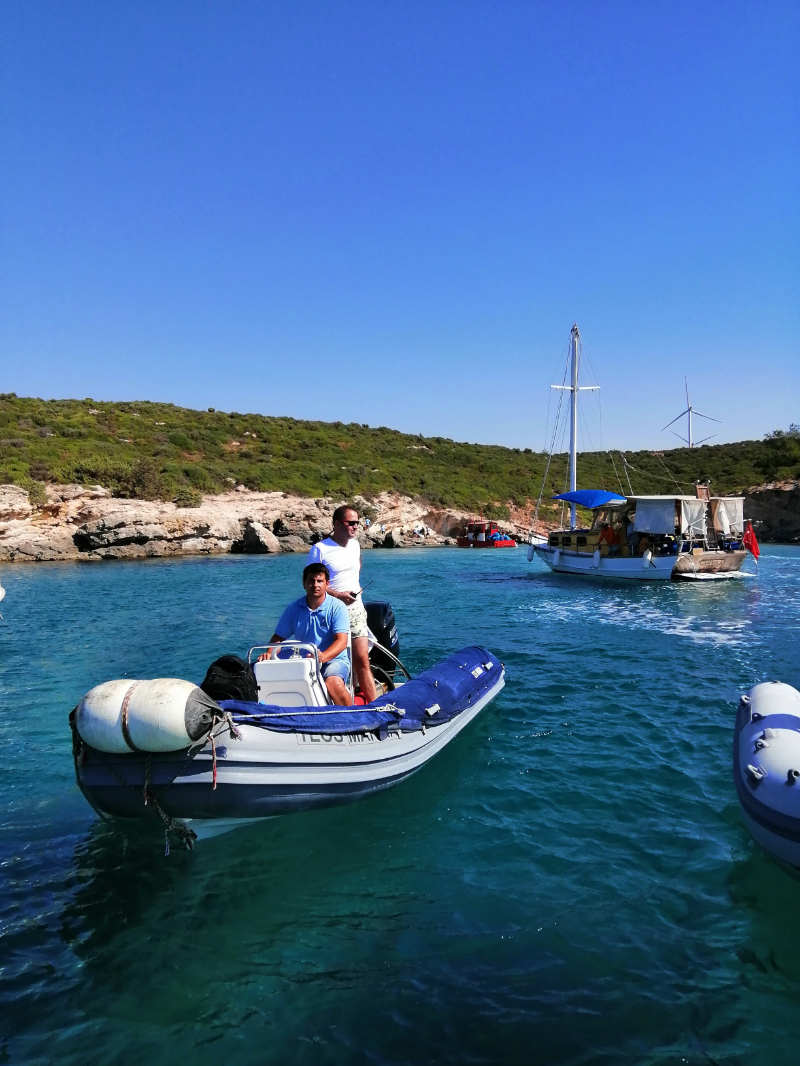 Sığacık’ta 3 koydan 1 kamyon çöp toplandı
