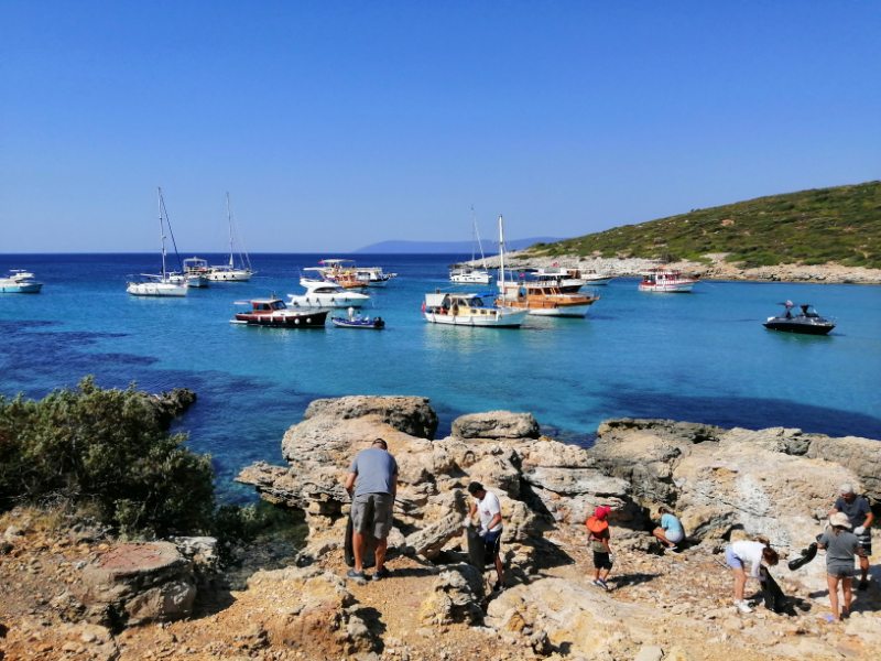 Sığacık’ta 3 koydan 1 kamyon çöp toplandı