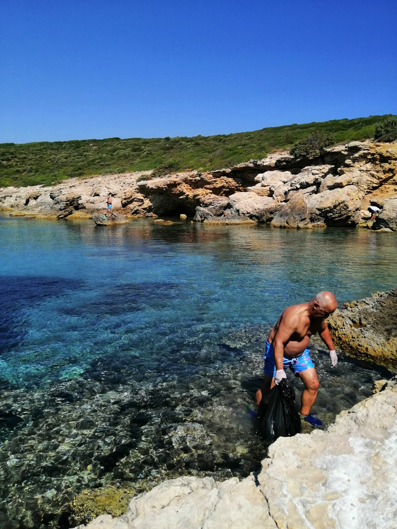 Sığacık’ta 3 koydan 1 kamyon çöp toplandı