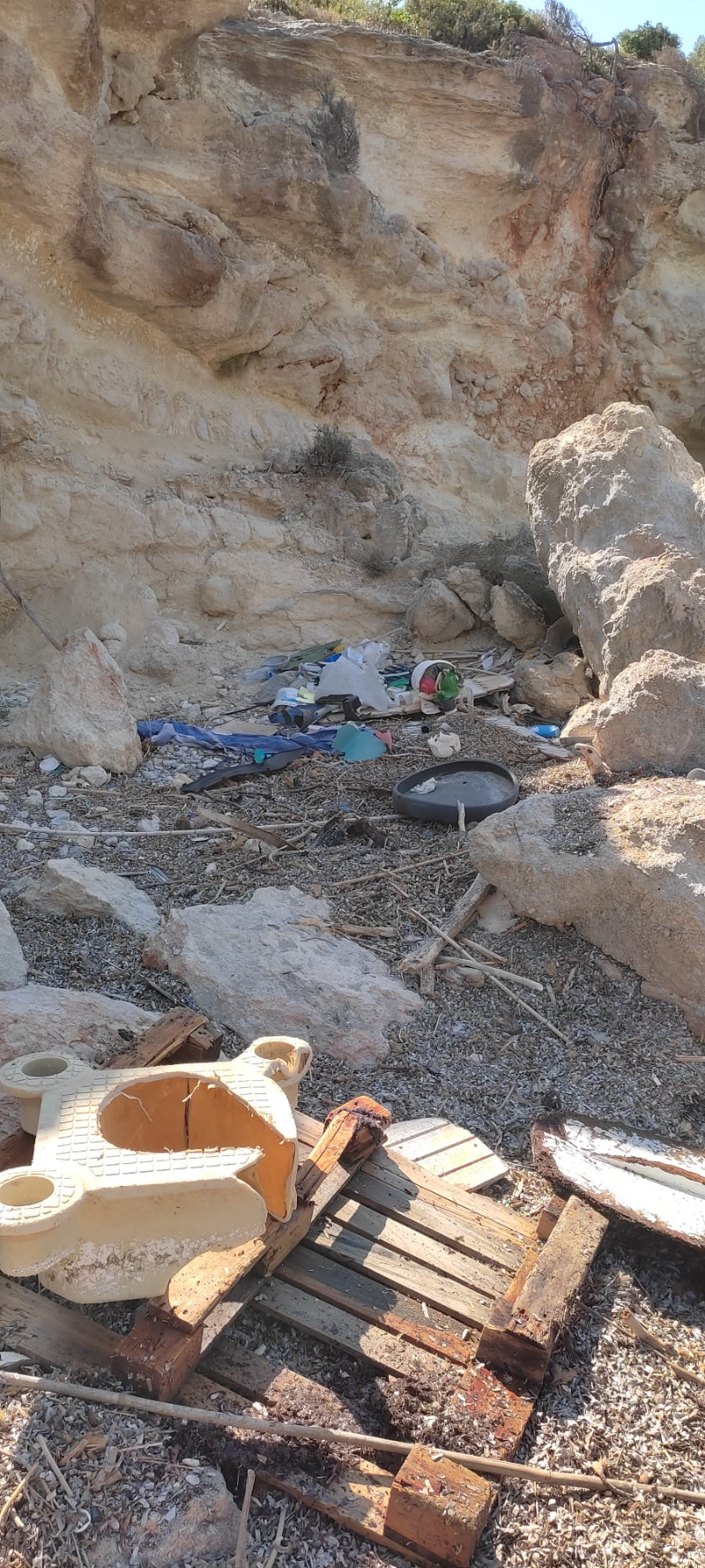 Sığacık’ta 3 koydan 1 kamyon çöp toplandı