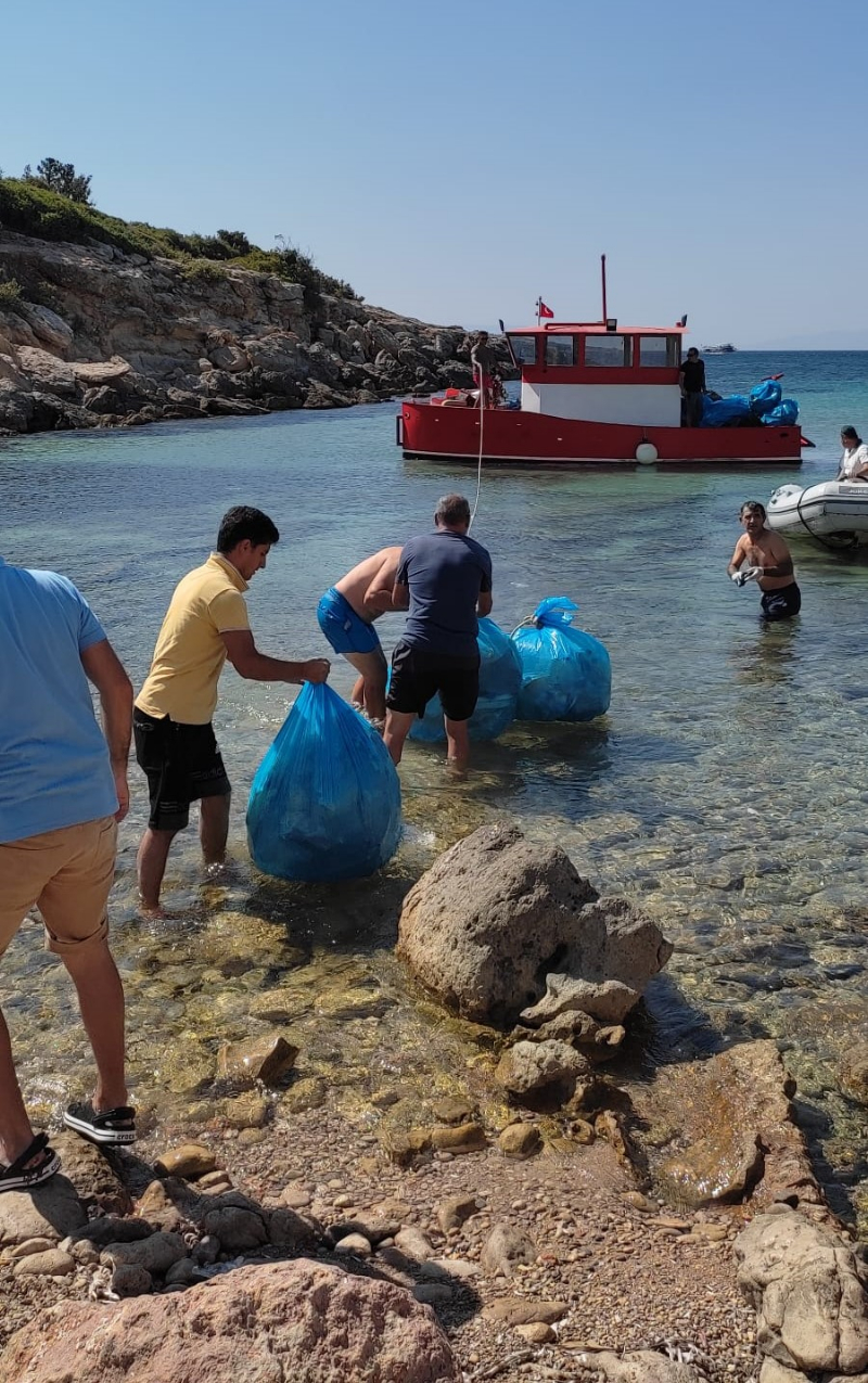 Sığacık’ta 3 koydan 1 kamyon çöp toplandı