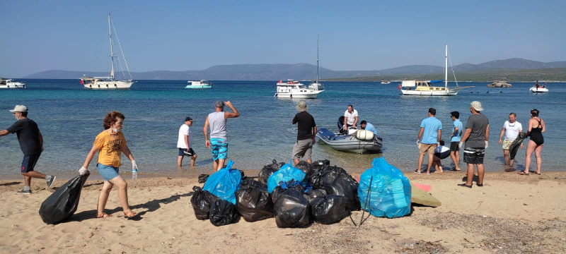 Sığacık’ta 3 koydan 1 kamyon çöp toplandı