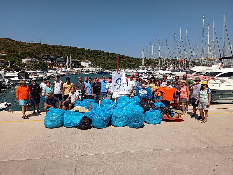 Sığacık’ta 3 koydan 1 kamyon çöp toplandı