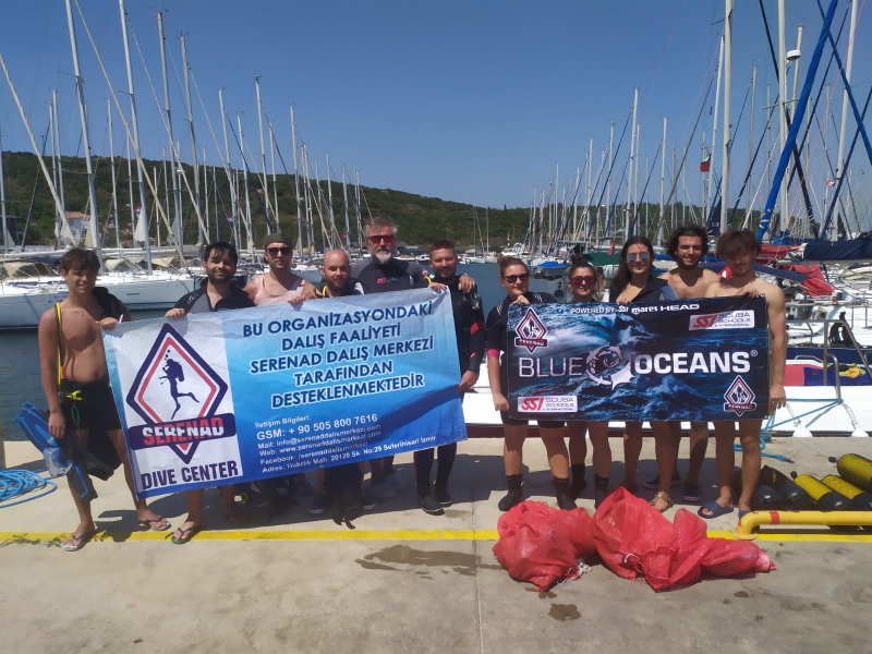 Sığacık’ta 3 koydan 1 kamyon çöp toplandı