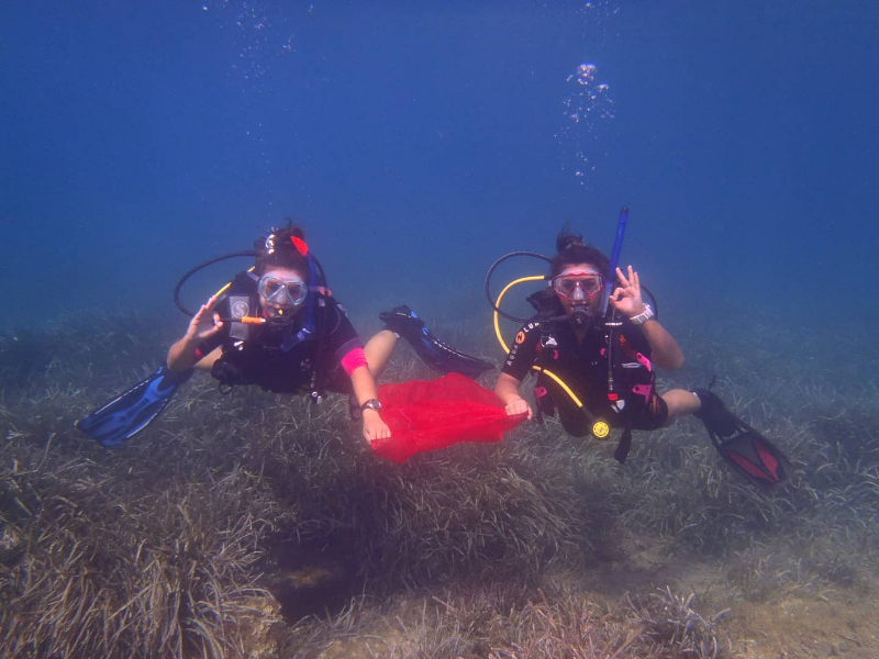 Sığacık’ta 3 koydan 1 kamyon çöp toplandı