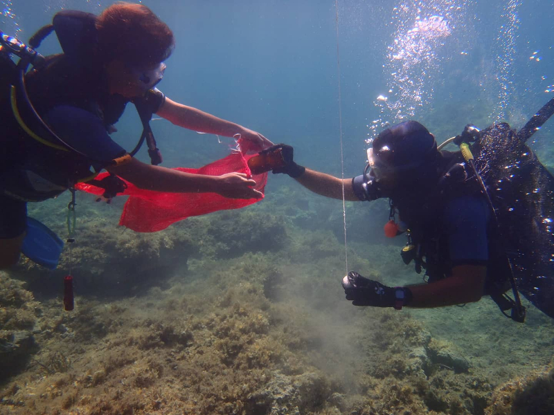 Sığacık’ta 3 koydan 1 kamyon çöp toplandı