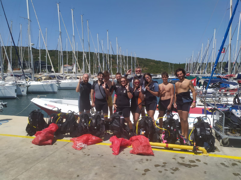 Sığacık’ta 3 koydan 1 kamyon çöp toplandı