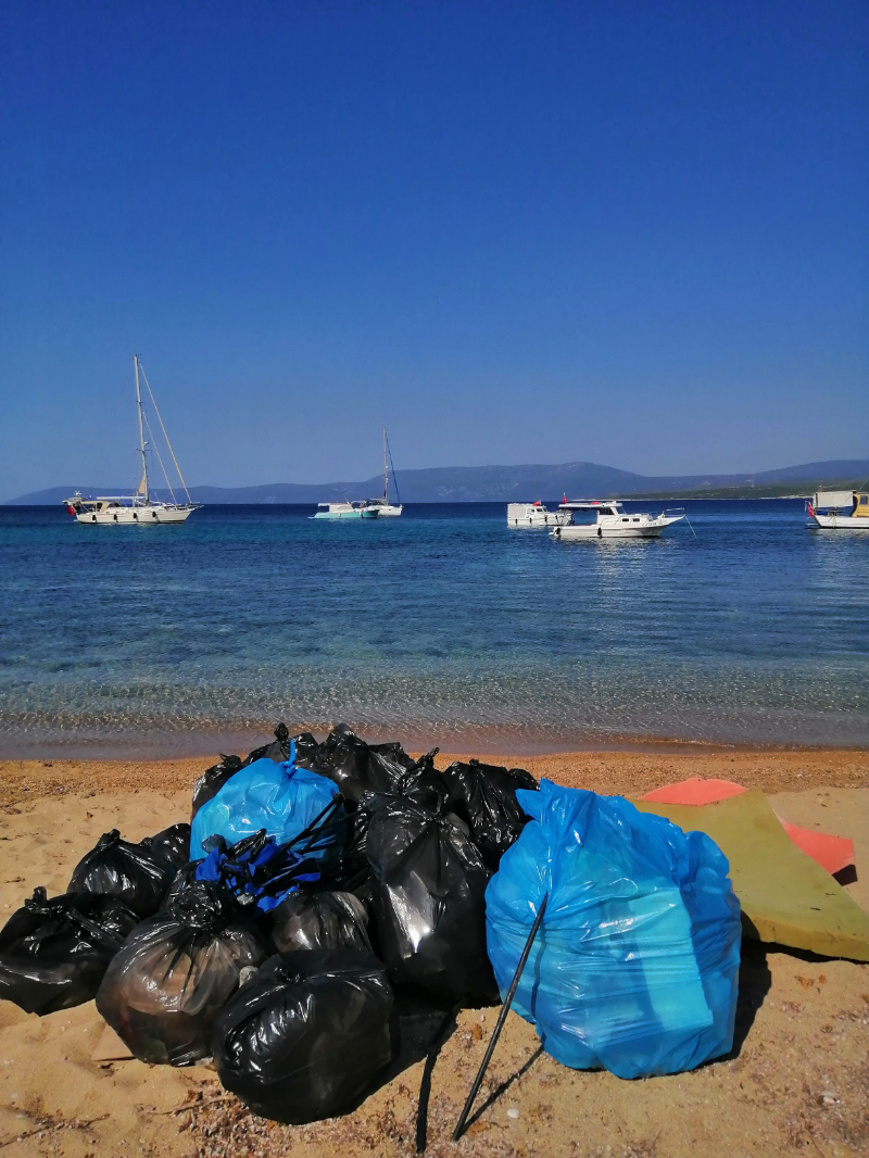 Sığacık’ta 3 koydan 1 kamyon çöp toplandı