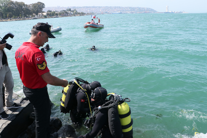 Samsun'da balık ve kurbağa adamlar denizde ve kıyada temizlik yaptı