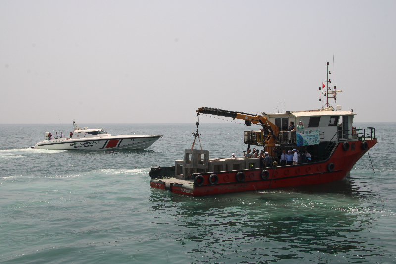 Mersin'de balık popülasyonunun gelişmesi için denize yapay resifler bırakıldı