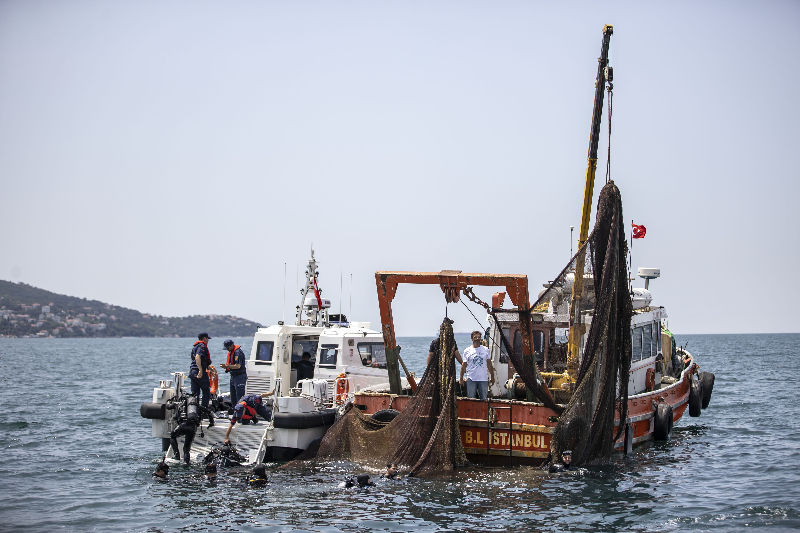 Maltepe açıklarındaki temizlik çalışmasında dev hayalet ağ çıkarıldı