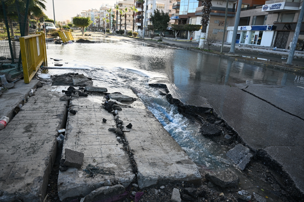 İskenderun'da lodosta yükselen deniz suyu çekilmeye başladı