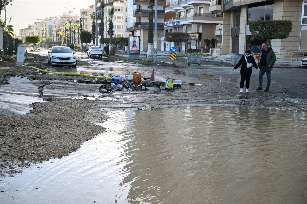 İskenderun'da lodosta yükselen deniz suyu çekilmeye başladı