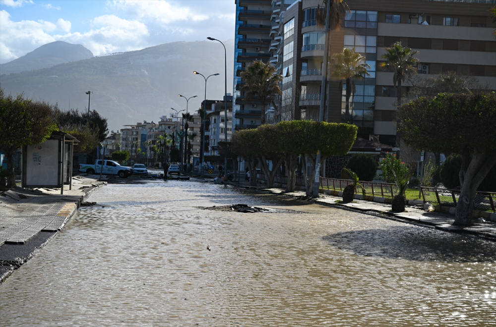 İskenderun'da lodosta yükselen deniz suyu çekilmeye başladı