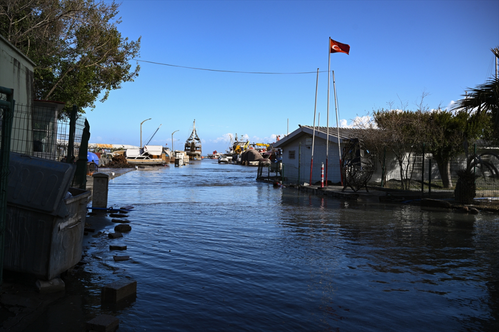 İskenderun'da lodosta yükselen deniz suyu çekilmeye başladı