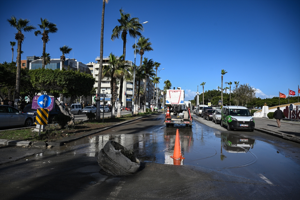 İskenderun'da lodosta yükselen deniz suyu çekilmeye başladı