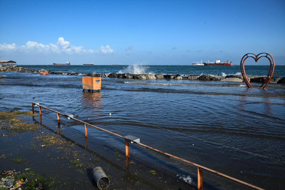 İskenderun'da lodosta yükselen deniz suyu çekilmeye başladı