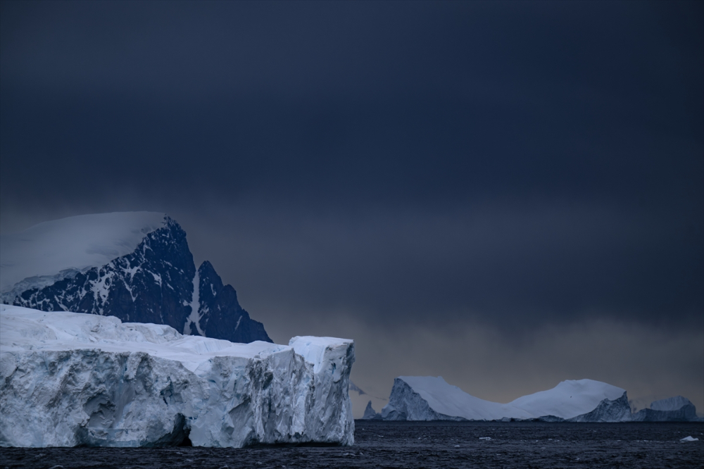 "Buzlar kıtası" Antarktika, bu yıl rekor seviyede erimeye devam ediyor