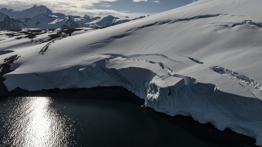 "Buzlar kıtası" Antarktika, bu yıl rekor seviyede erimeye devam ediyor