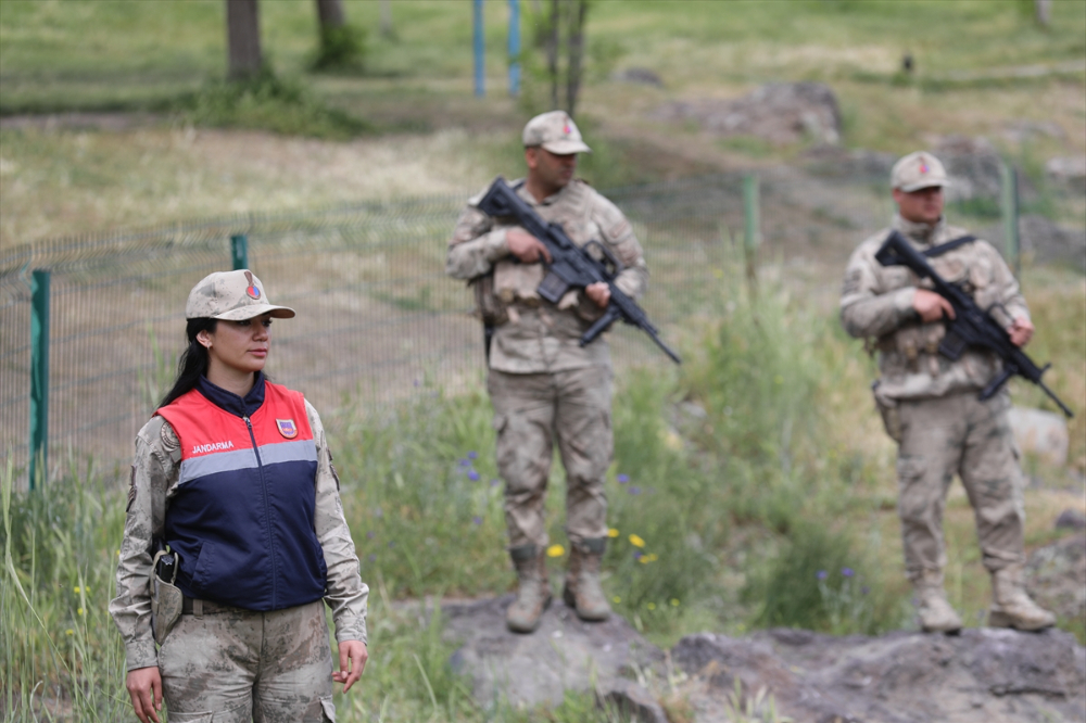 Jandarma ekipleri göç yolculuğundaki inci kefalini koruyor