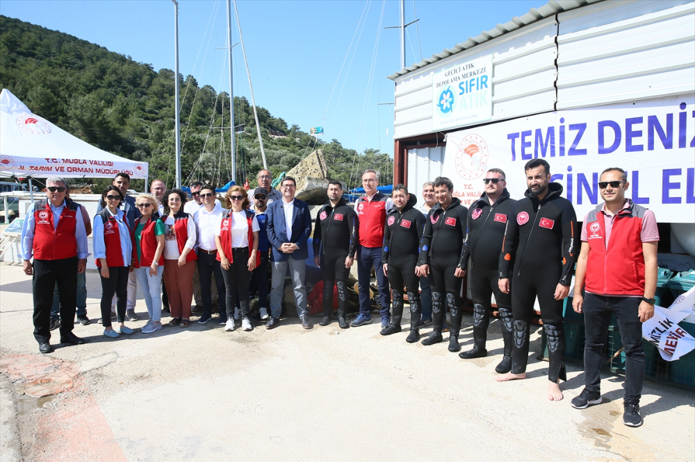 Bodrum'da deniz dibi temizliği yapıldı, 30 bin balık yavrusu denize bırakıldı
