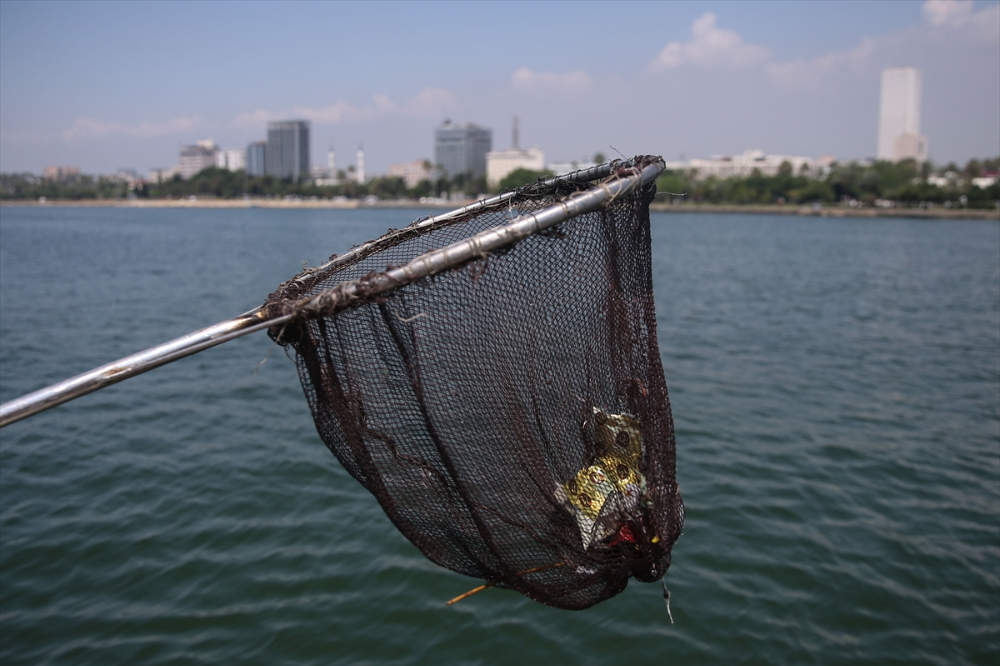 Mersin'de deniz temizliği için gemilerin denetlenmesine devam ediliyor