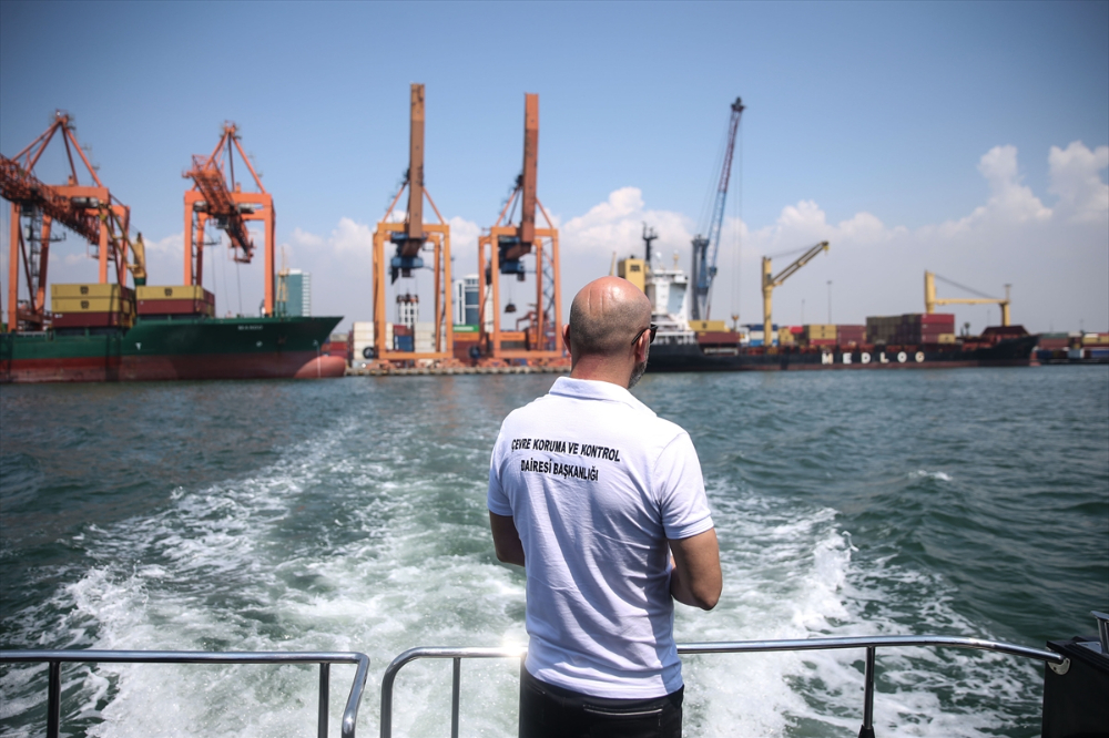 Mersin'de deniz temizliği için gemilerin denetlenmesine devam ediliyor