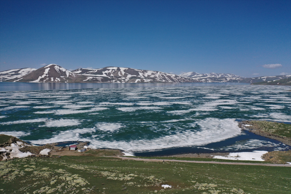 Kışın donan Balık Gölü'nün yüzeyindeki buzlar çözülüyor