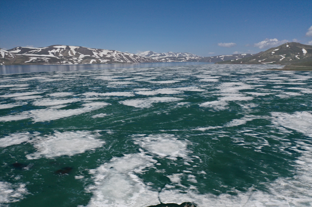 Kışın donan Balık Gölü'nün yüzeyindeki buzlar çözülüyor