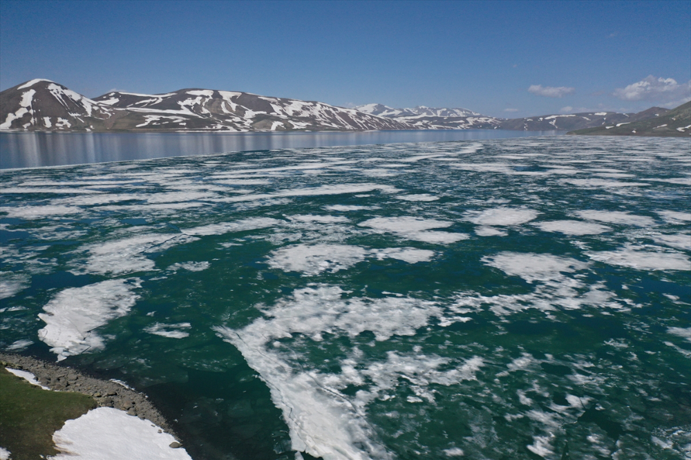 Kışın donan Balık Gölü'nün yüzeyindeki buzlar çözülüyor