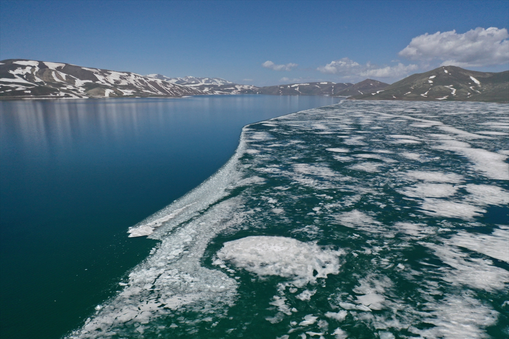 Kışın donan Balık Gölü'nün yüzeyindeki buzlar çözülüyor