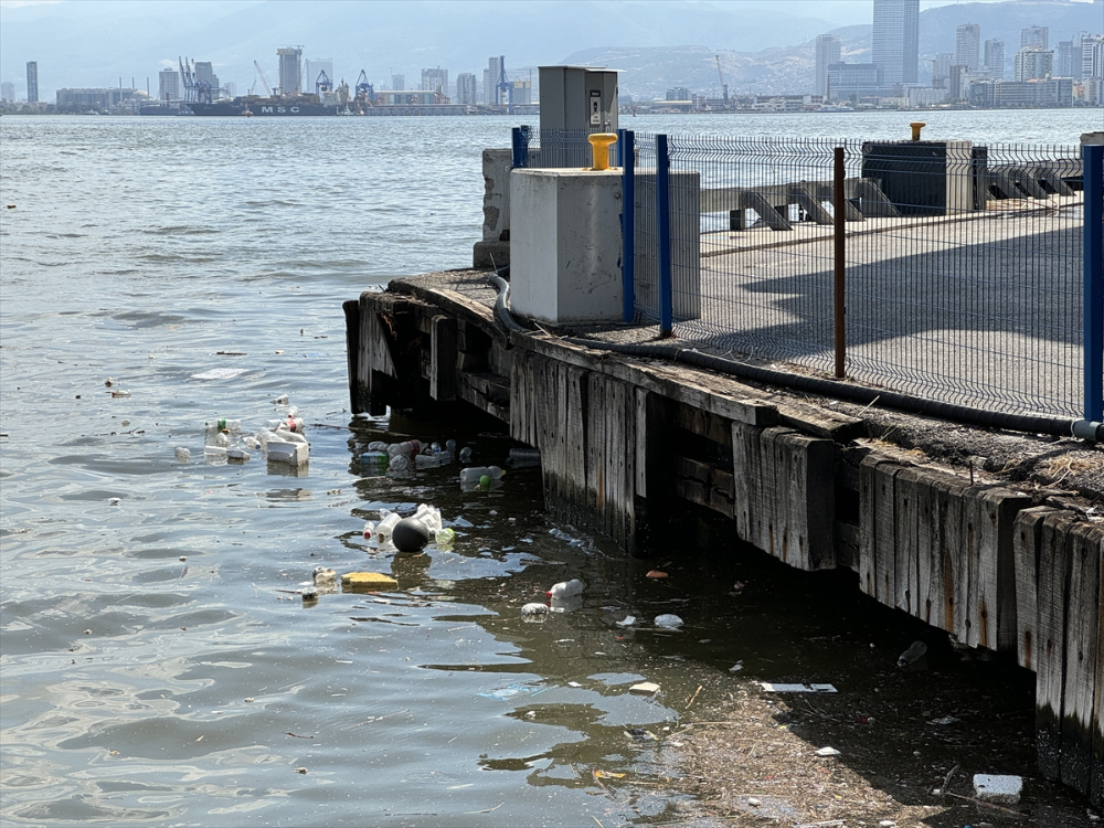 İzmir Körfezi'nde bu kez de atık kirliliği gözleniyor