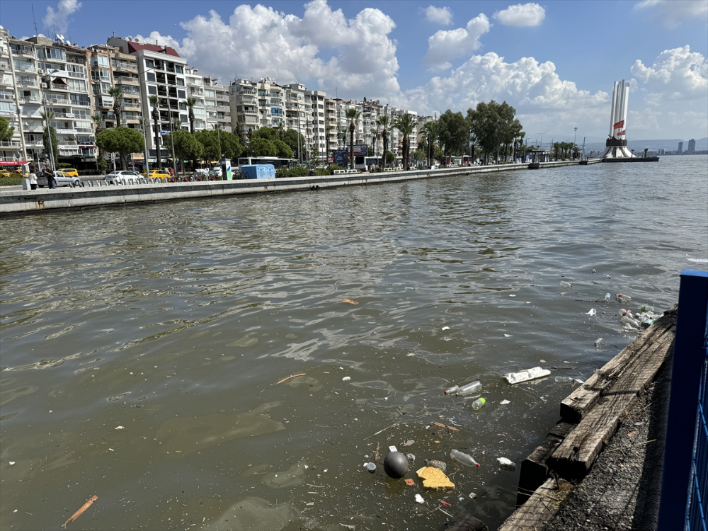 İzmir Körfezi'nde bu kez de atık kirliliği gözleniyor