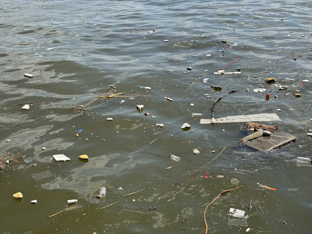 İzmir Körfezi'nde bu kez de atık kirliliği gözleniyor