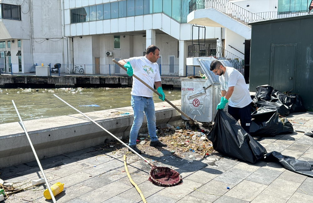 İzmir Körfezi'nde bu kez de atık kirliliği gözleniyor