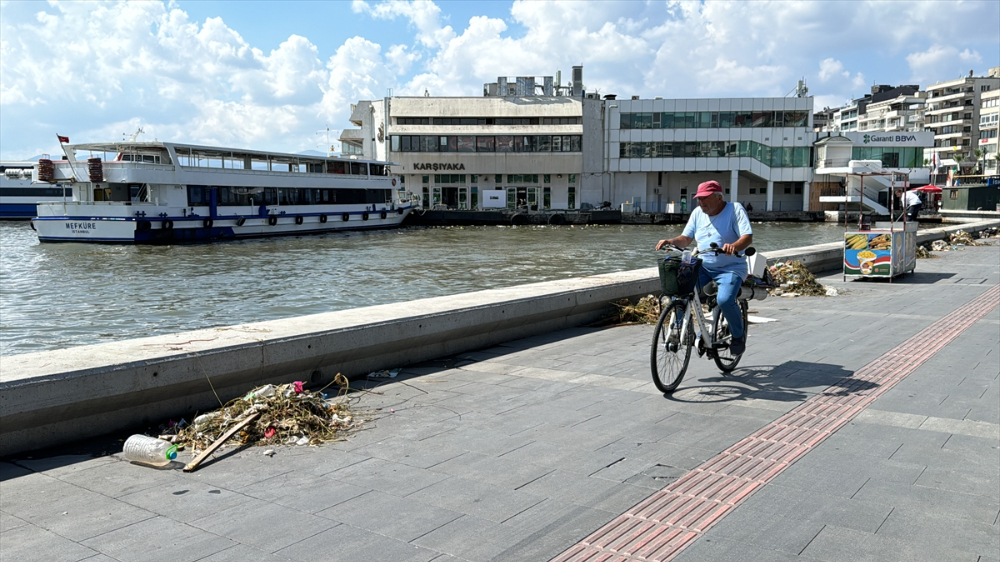 İzmir Körfezi'nde bu kez de atık kirliliği gözleniyor