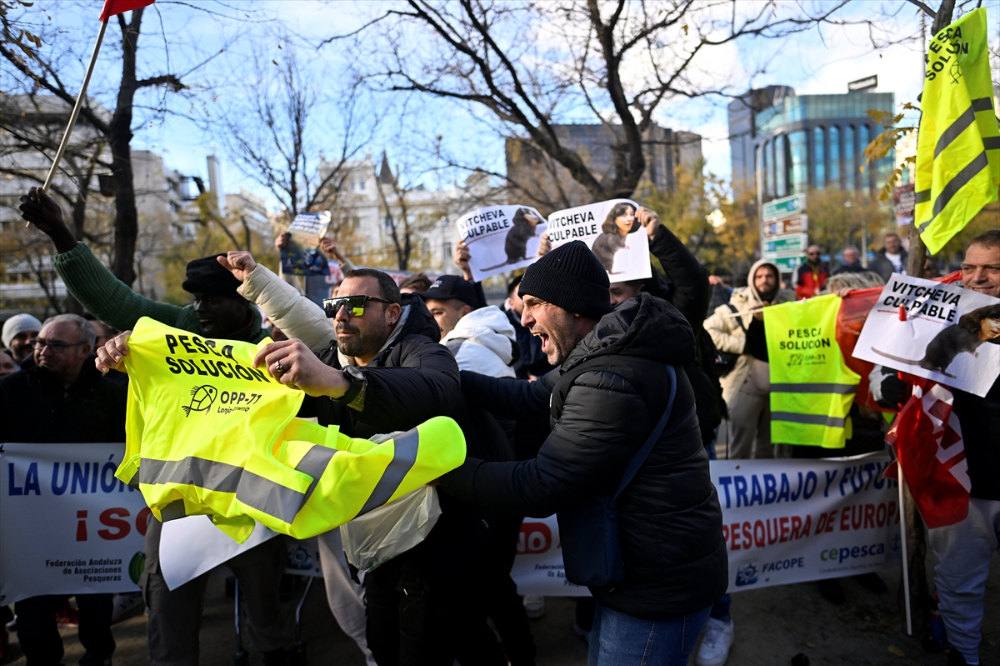 İspanya'da balıkçılar avlanma dönemini kısıtlamak isteyen AB'ye karşı ayaklandı