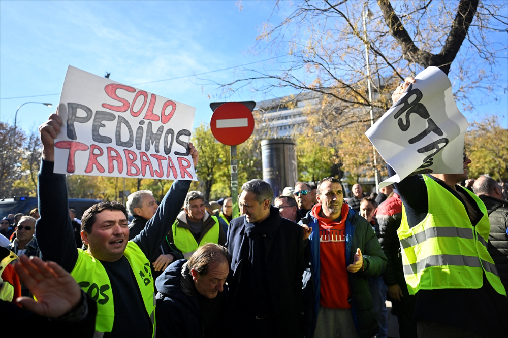 İspanya'da balıkçılar avlanma dönemini kısıtlamak isteyen AB'ye karşı ayaklandı