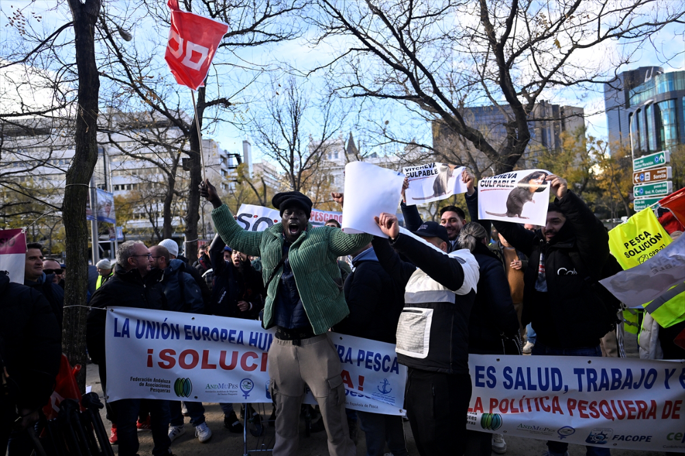 İspanya'da balıkçılar avlanma dönemini kısıtlamak isteyen AB'ye karşı ayaklandı