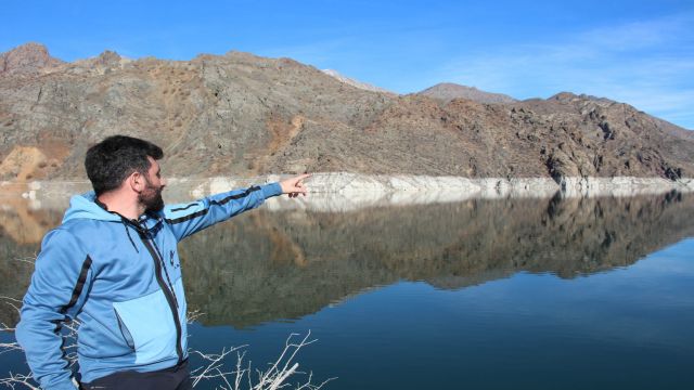 Baraj gölünün suları çekilince kayalıklarda ilginç görüntüler oluştu