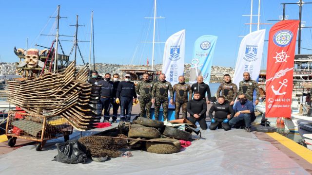 Bodrum'da denizden 500 kilo çöp çıktı; Şezlong bile var
