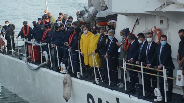 Bakan Kurum ve Bakan Pakdemirli Marmara Denizi'ne 15 ton midye bıraktı