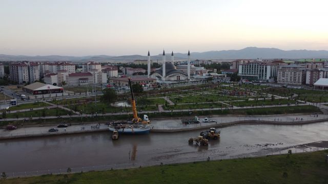 Denizi olmayan Ağrı'ya getirilen balıkçı teknesi ilgi odağı oldu