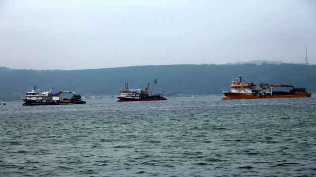 İstanbul Boğazı'nda kıyıya yakın avlanılan tekneler, olta balıkçılarını isyan ettirdi