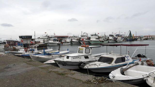 Limanın girişi çakıl taşlarıyla doldu