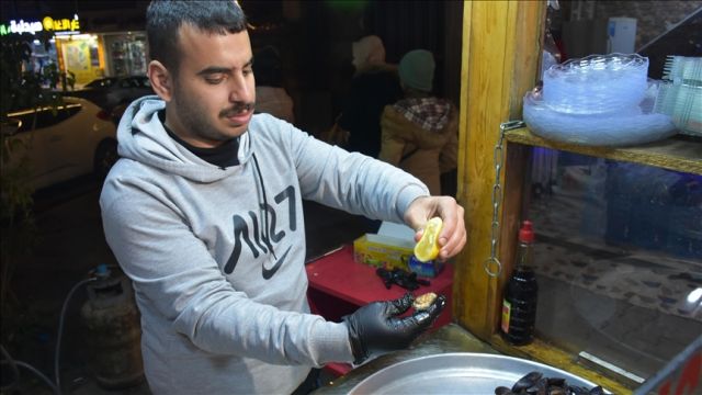 Kerküklü genç, Iraklıları Türkiye'den getirdiği "midye dolmayla" tanıştırdı