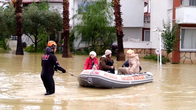 Manavgat'ta dere taştı, evlerini su basanlar botla kurtarıldı
